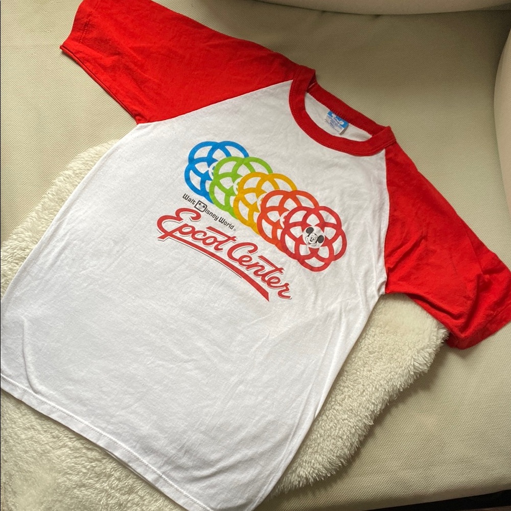 Vintage Disney World Epcot center parks T-shirt. EUC. Adult small